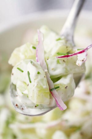 Простой и вкусный огуречный салат