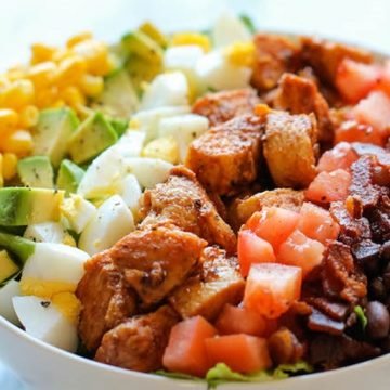 Салат с копченой курицей, кукурузой и помидорами