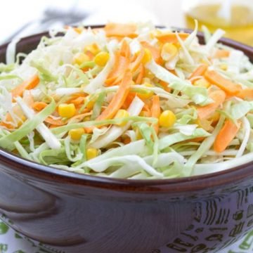 Свежий салат из капусты, моркови и кукурузы