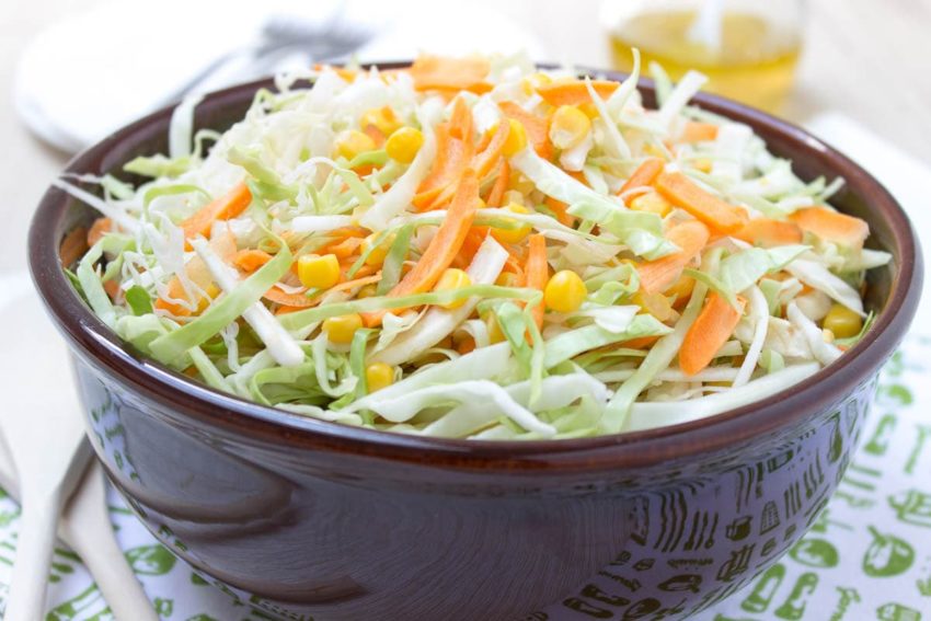Свежий салат из капусты, моркови и кукурузы