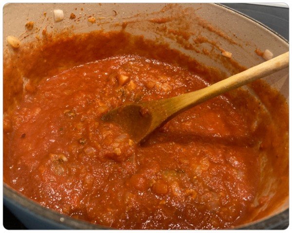 Аджика из фасоли в томатном соусе