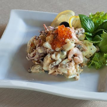 Японский салат из мидий, креветок и кальмаров