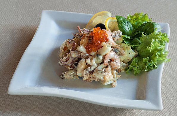 Японский салат из мидий, креветок и кальмаров