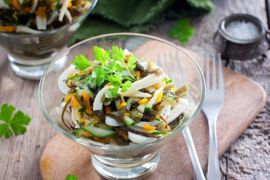 Салат с кальмарами, морской капустой и овощами