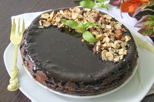 Шоколадный кекс с глазурью и фундуком