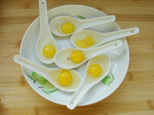 Сырые перепелиные яйца