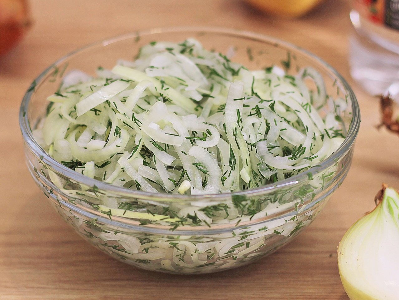Как замариновать лук для салата в яблочном уксусе