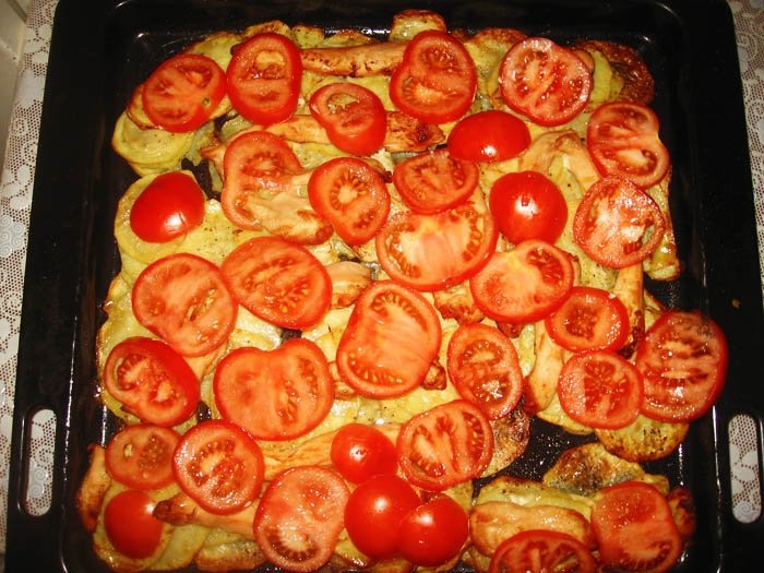 Картошка с помидорами в духовке