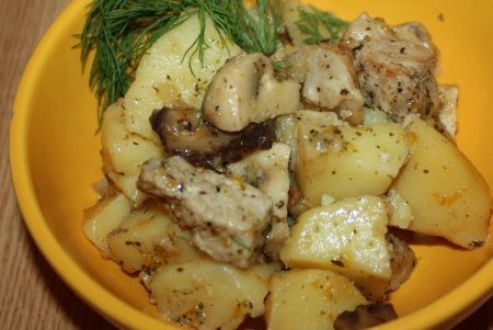 Картошка тушеная с грибами и мясом