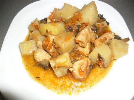 Картошка, тушеная с мясом и грибами в мультиварке