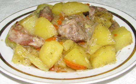 Картошка тушеная со свининой в духовке