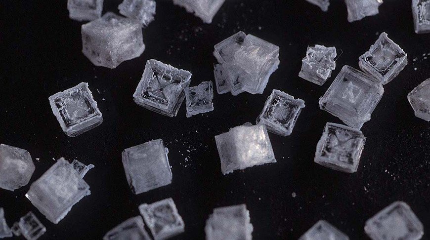 Кристаллы соли под микроскопом