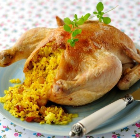 Курица в рукаве с рисом, запеченная в духовке целиком