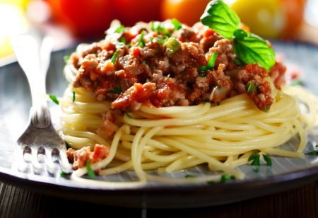 Спагетти с фаршем с соусом болоньезе