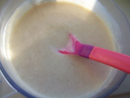 Вкусная овсяная каша на молоке с сахаром для детей
