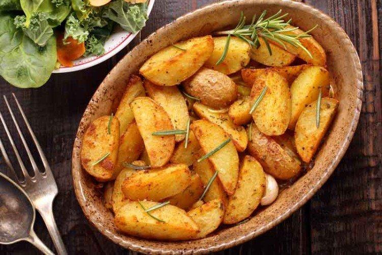 Картофель по-деревенски в духовке: рецепт пикантного гарнира