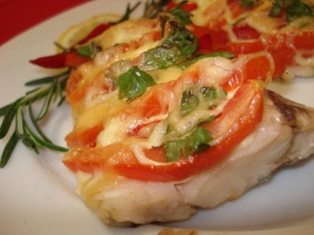 Рецепт рыбы, запеченной в фольге с помидорами и сыром в мультиварке