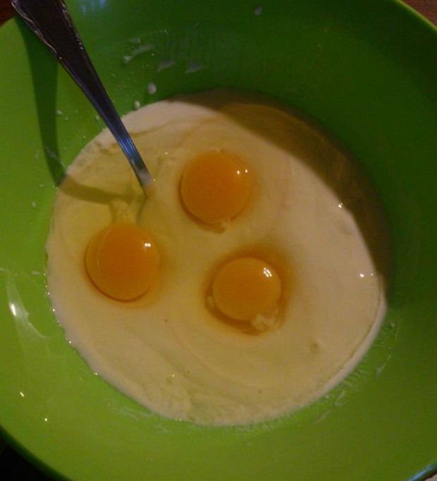 Затем в смесь добавляется 3 яйца и также размешиваются.