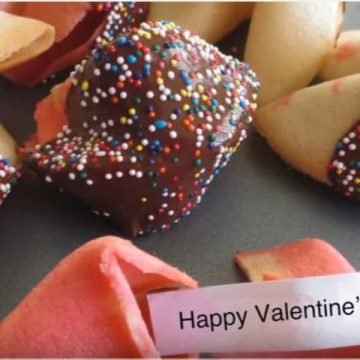 Печенье с любовным посланием на День святого Валентина