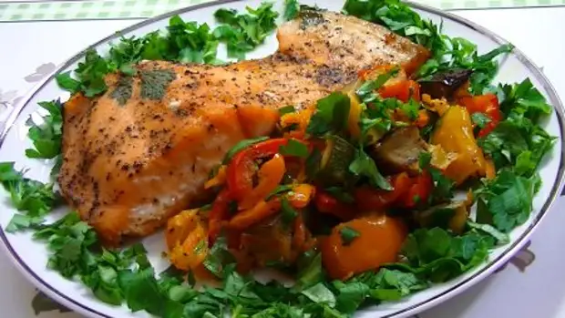 Красная рыба с овощами в сливочном соусе в духовке