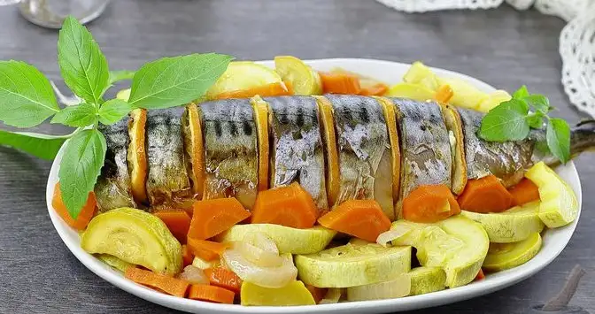 Скумбрия, запеченная с кабачком, луком и морковью