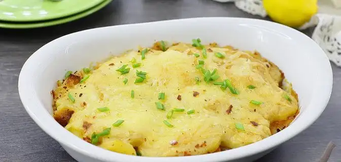 Картофельная запеканка с рыбой и сыром под соусом бешамель