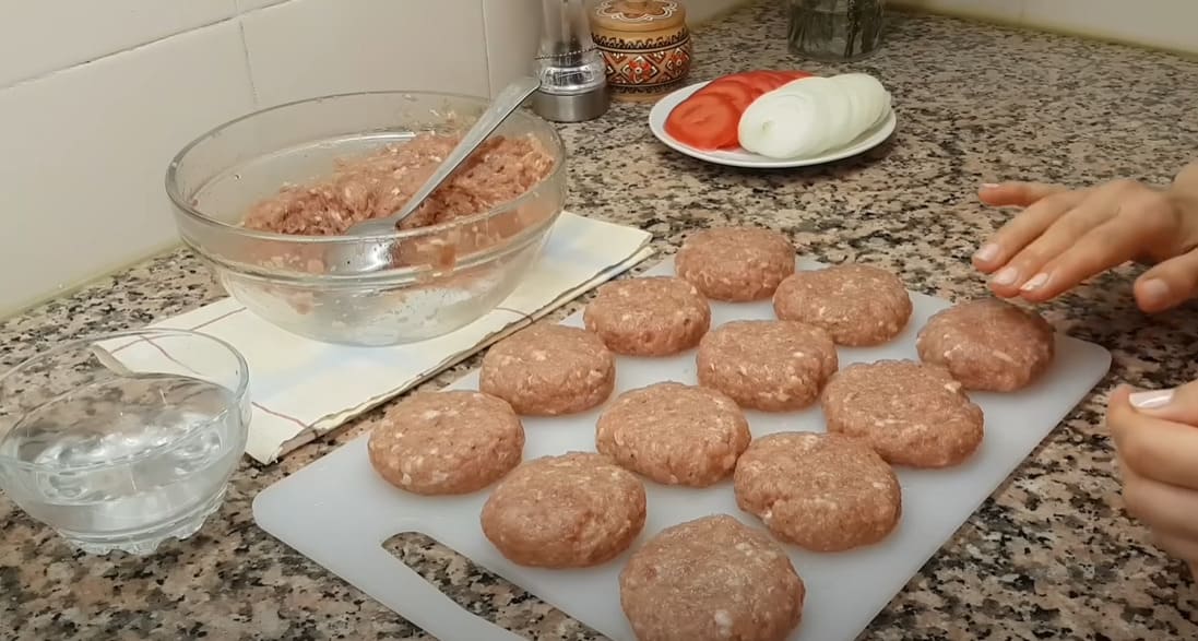 Сочные и нежные котлеты в духовке с помидорами и творожной шапочкой