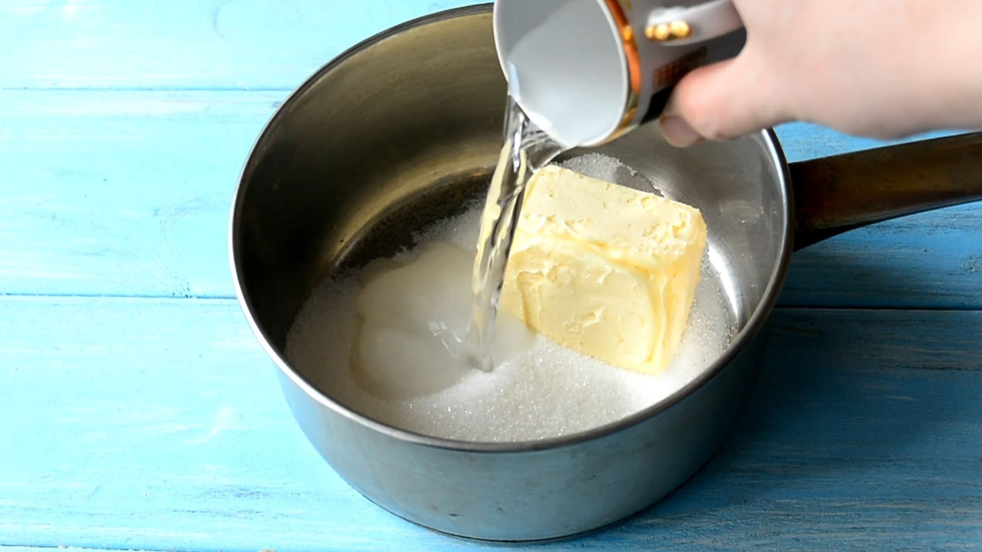 Масло с сахаром заливаем водой и ставим на огонь