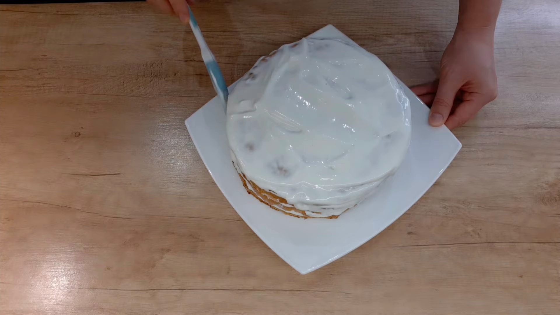 Покрываем кремом стенки торта