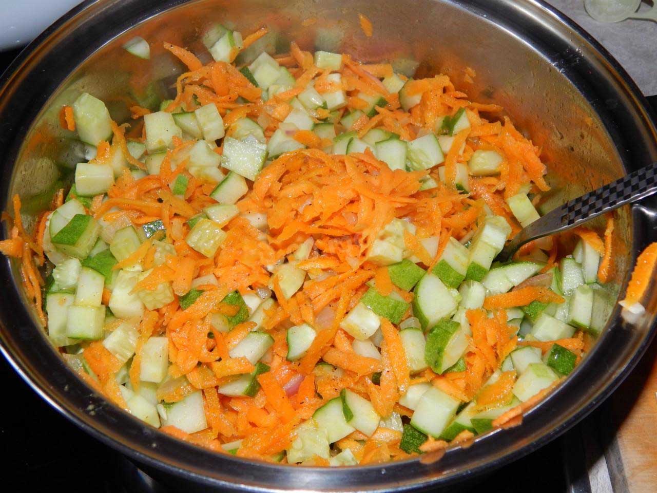 К поджаренным лукам и моркови добавьте огурцы и остальные овощи.