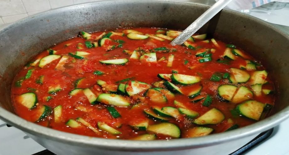 Салат из огурцов и лука в томатном соусе на зиму