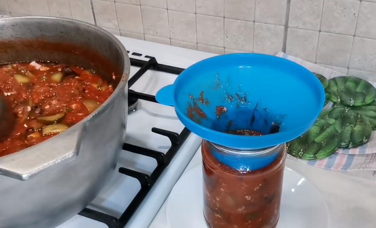Пикантный салат с огурцами и луком в томатном соусе на зиму.