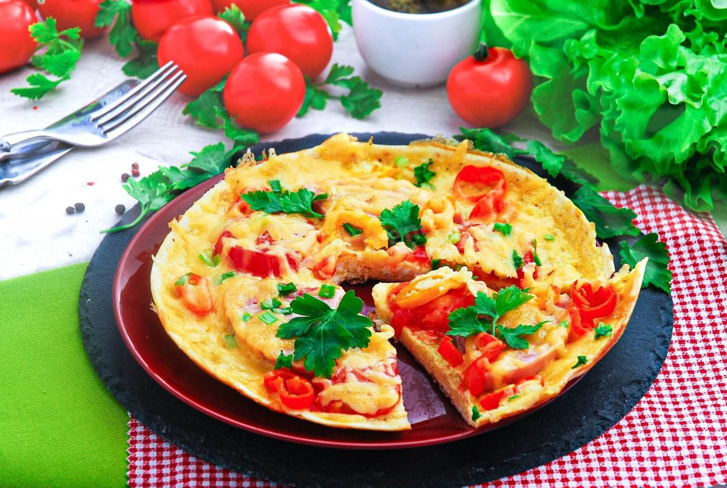 пицца из лаваша на сковороде с яйцом колбасой и сыром и помидорами на сковороде рецепт фото 13