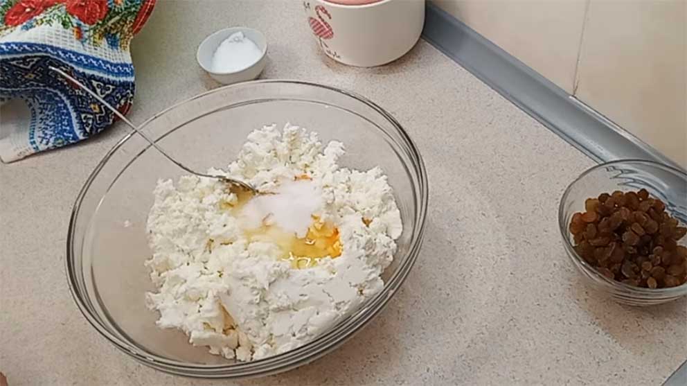 Мягкий сыр смешайте с яйцом и изюмом