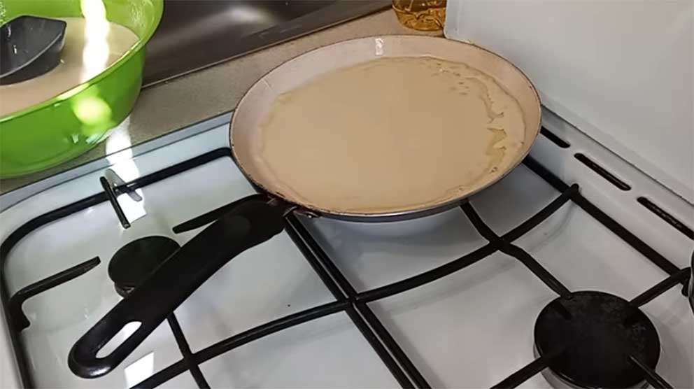 Жарьте блины на сковороде с обеих сторон