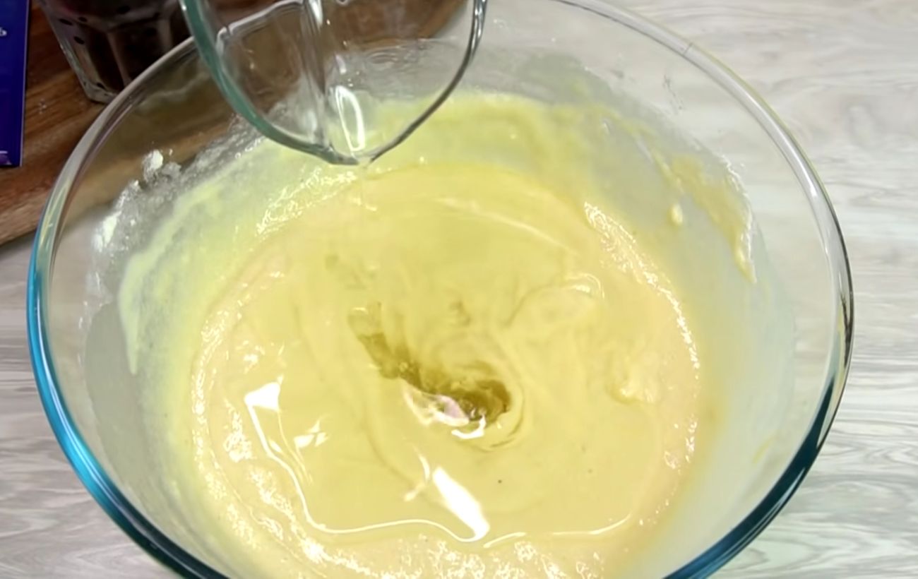 Добавьте в тесто для пирога растительное масло