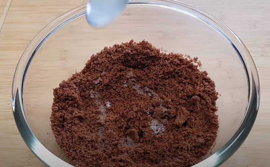 Крошку шоколадного печенья смешайте с маслом