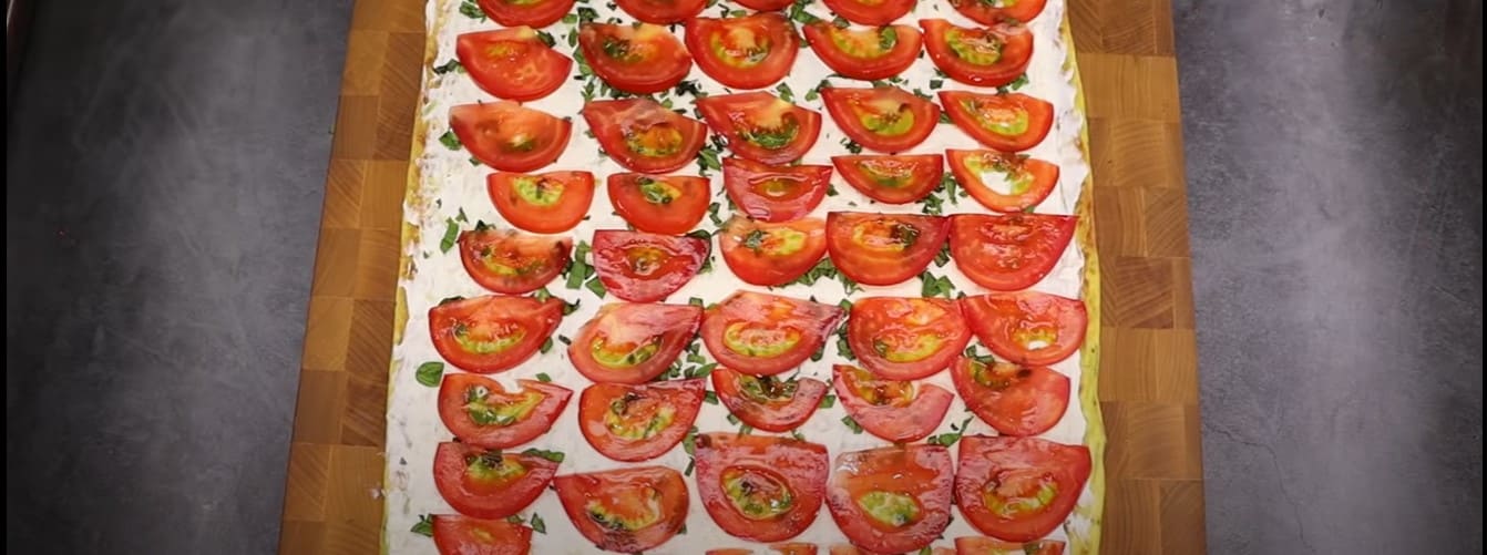 Кабачковый рулет с плавленым сыром и помидорами