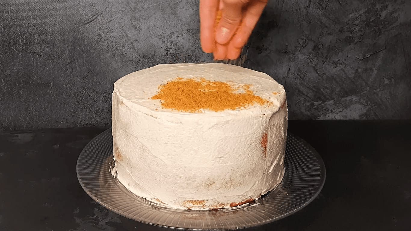 Смазываем торт кремом и посыпаем крошкой из остатков лепешек