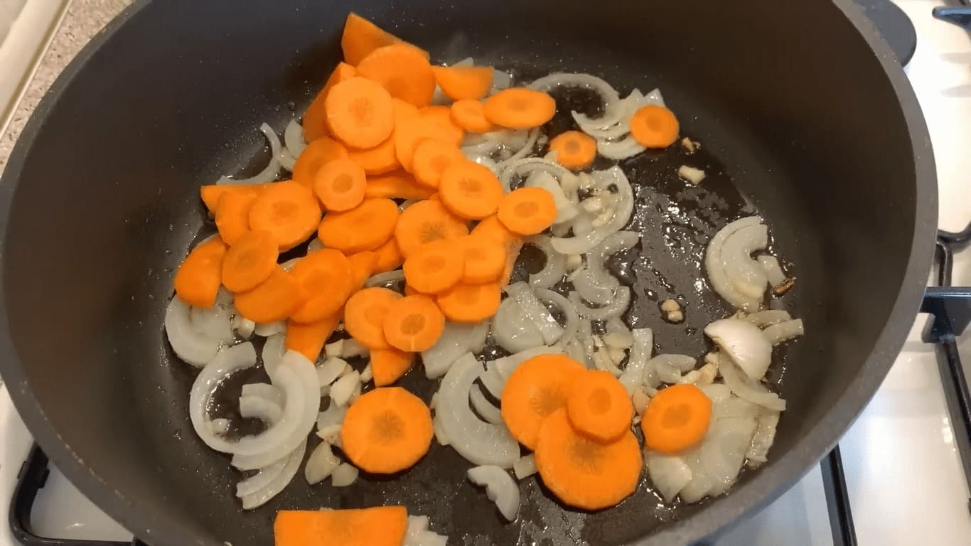 Морковь отправляем в лук с чесноком.