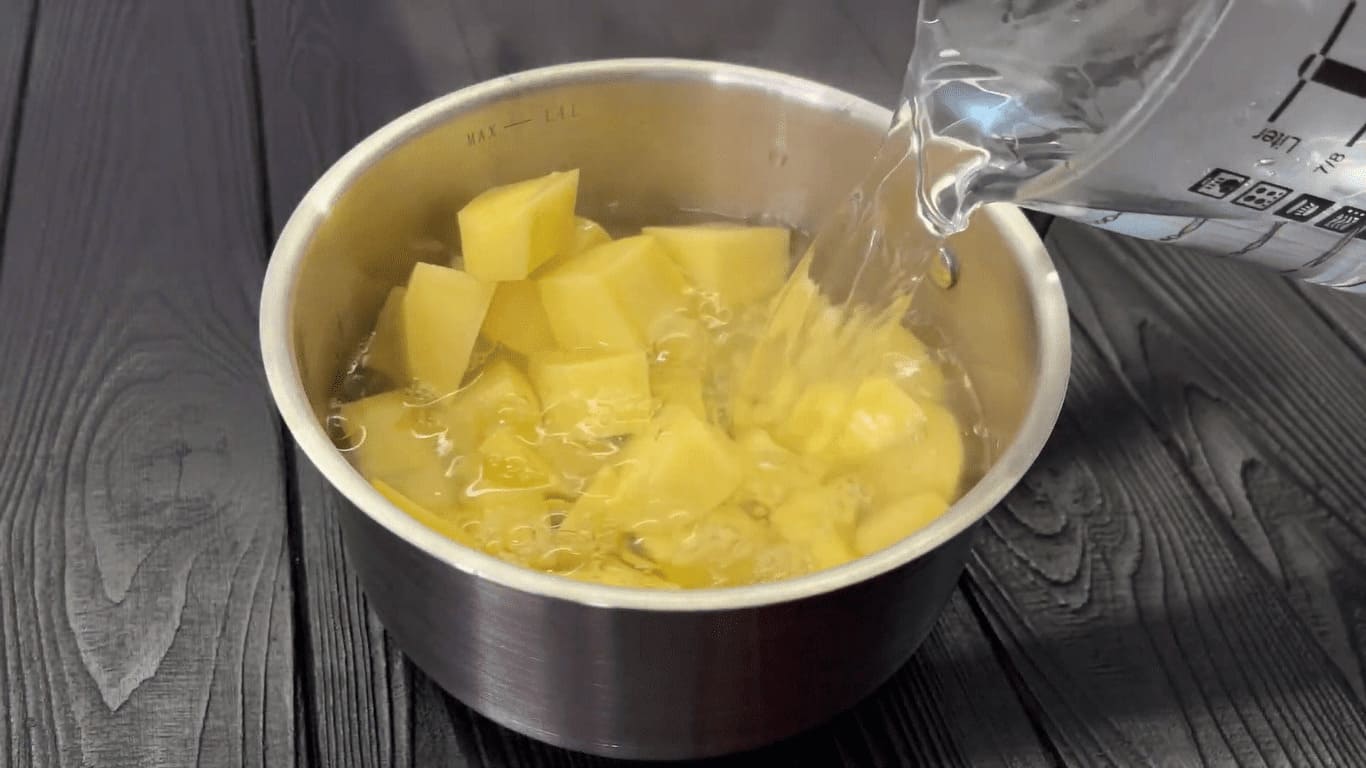 Очищенный и нарезанный картофель заливаем кипятком.