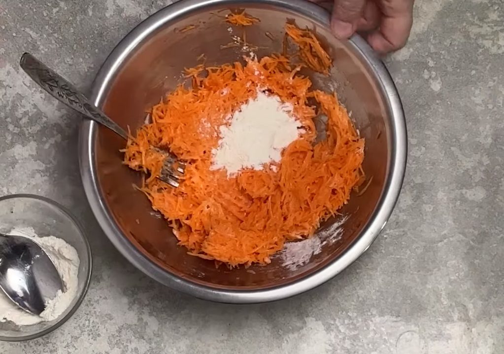 Морковные драники или овощные оладьи: быстрый завтрак за 10 минут