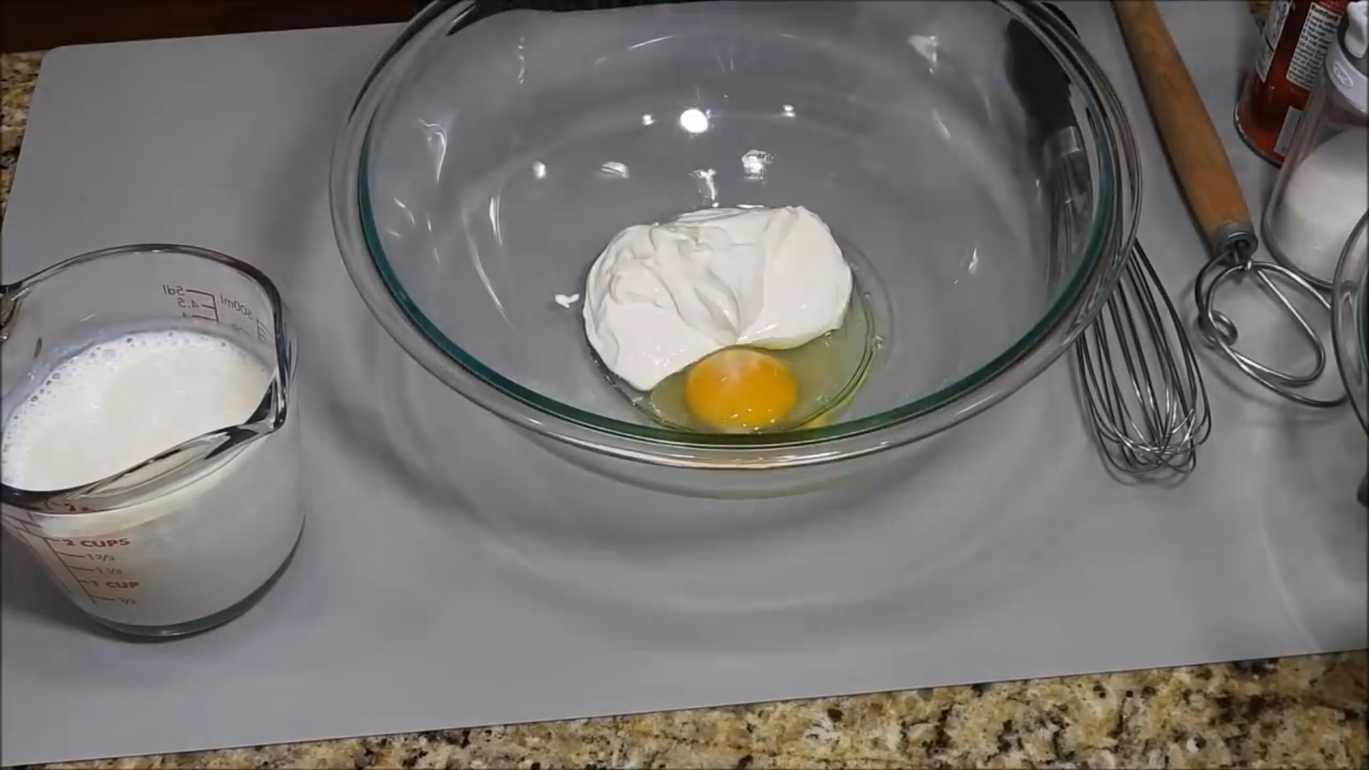К яйцу добавляем сметану с сахаром и солью.