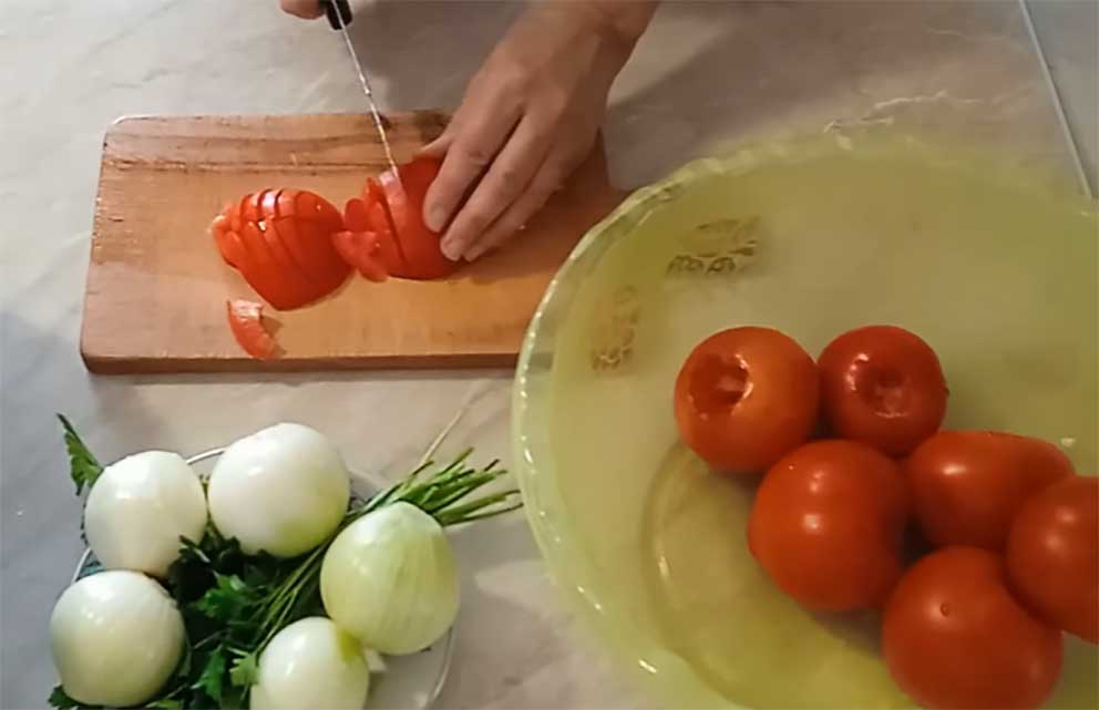 Четвертинки помидоров с вырезанными хвостиками порежьте на кусочки