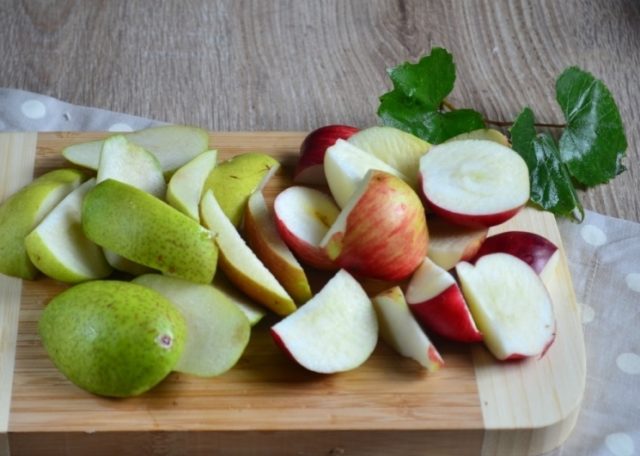 Рецепт груш, замаринованных на зиму с яблоками