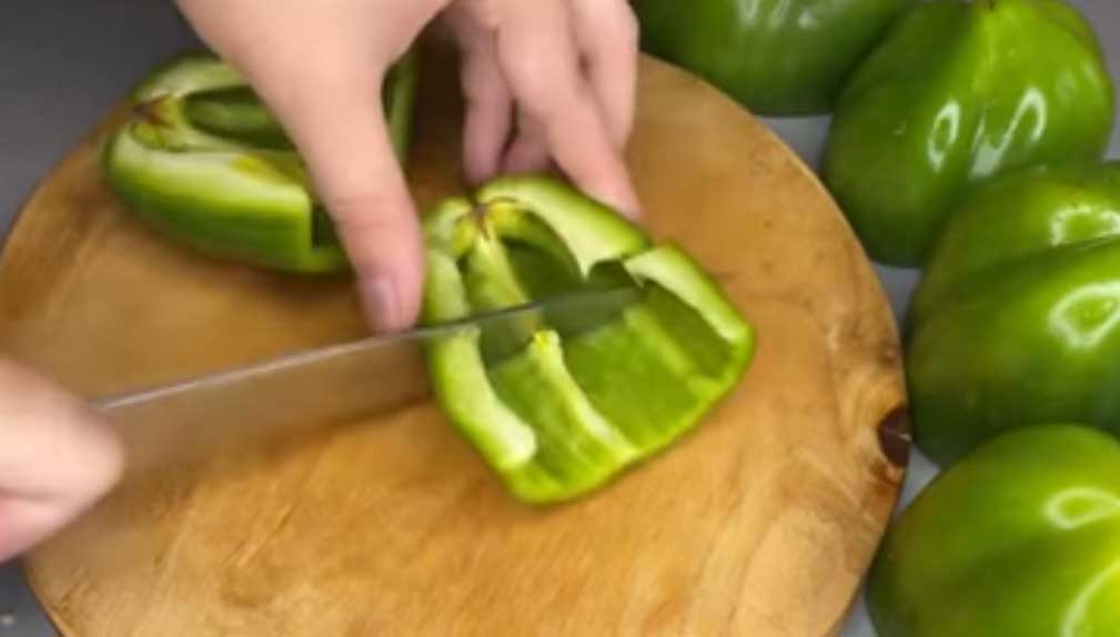 Зеленые сладкие перцы почистите и нарежьте на 4 части