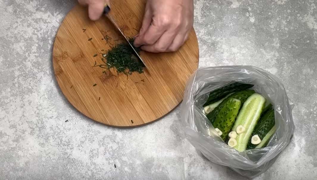 Добавьте в пакет с огурцами мелко порубленную зелень