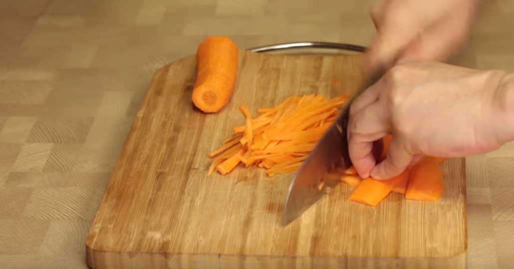 Морковь нарежьте соломкой