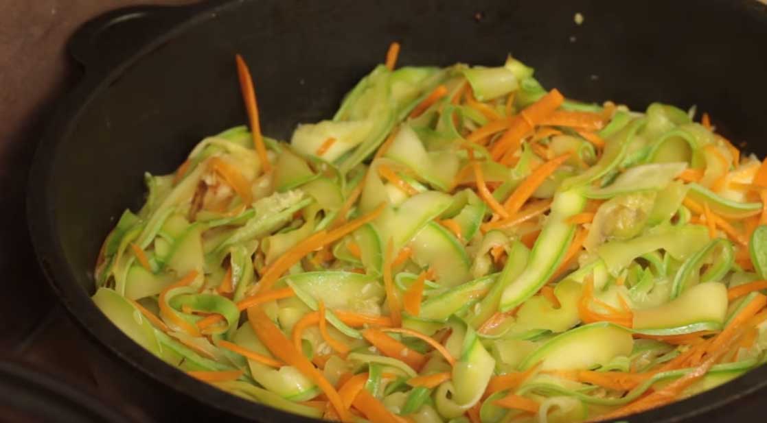 Поджарьте кабачковую лапшу 1,5 минуты, затем добавьте морковь и перемешайте.