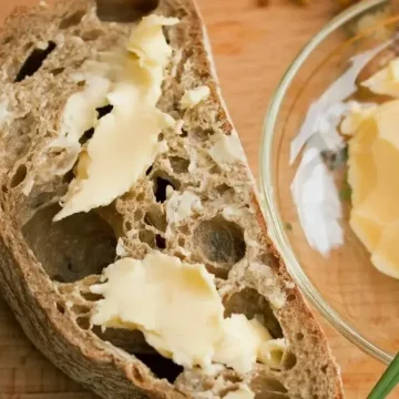 Масло или маргарин: что полезнее намазывать на хлеб?